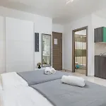 Cozy In With Wifi Apartment Pula