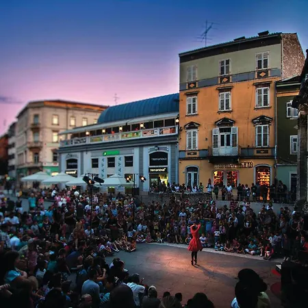 Beautiful In With Wifi * פולה